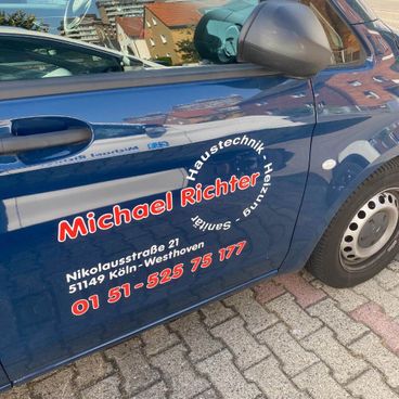 dunkler Firmenwagen von Haustechnik -Heiztechnik- Sanitär Michael Richter
